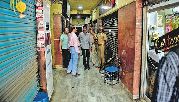 ஒரே இரவில் 25 கடைகளில் கைவரிசை.. கொள்ளையடித்த மளிகை பொருட்களை வீட்டில் நிரப்பிய கொள்ளையன்!