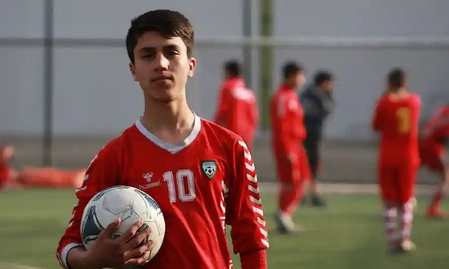 ஆப்கானில் விமானத்திலிருந்து கீழே விழுந்து உயிரிழந்த 3 பேர் - தப்பிக்க முயற்சித்த கால்பந்து வீரர் பலி!