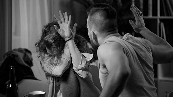 “50 ரூபாய்க்கு மேல செலவு பண்ணுறியா?” : GST அதிகாரியான மனைவியை அடித்து உதைத்த கணவர் - அதிர்ச்சி சம்பவம்!