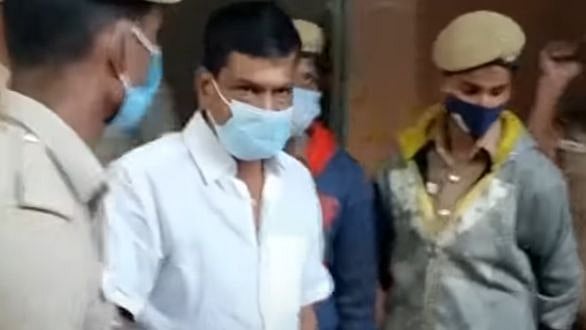 “கை, காலை வெட்டிருவேன்”.. தடுப்பூசி முகாமில் தகராறு செய்த அ.தி.மு.க நிர்வாகி - கைது செய்த போலிஸ்!