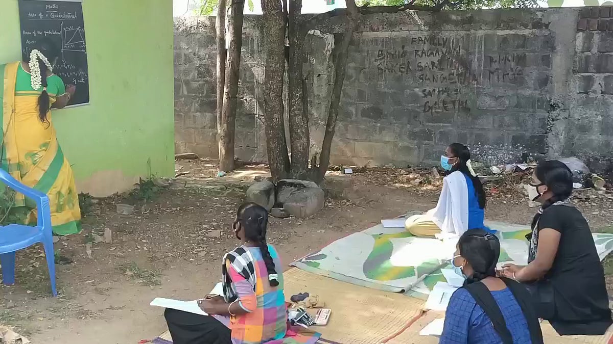 வீட்டுக்கே சென்று பாடம் நடத்தியதோடு Tab-ம் வாங்கி கொடுத்த அரசுப்பள்ளி ஆசிரியை.. காஞ்சியில் நெகிழ்ச்சி!