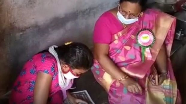 “மாற்றுத்திறனாளி மாணவிக்கு செல்போன்.. வீட்டிற்கே சென்று பாடம் எடுக்கும் ஆசிரியர்கள்” : குவியும் பாராட்டு!