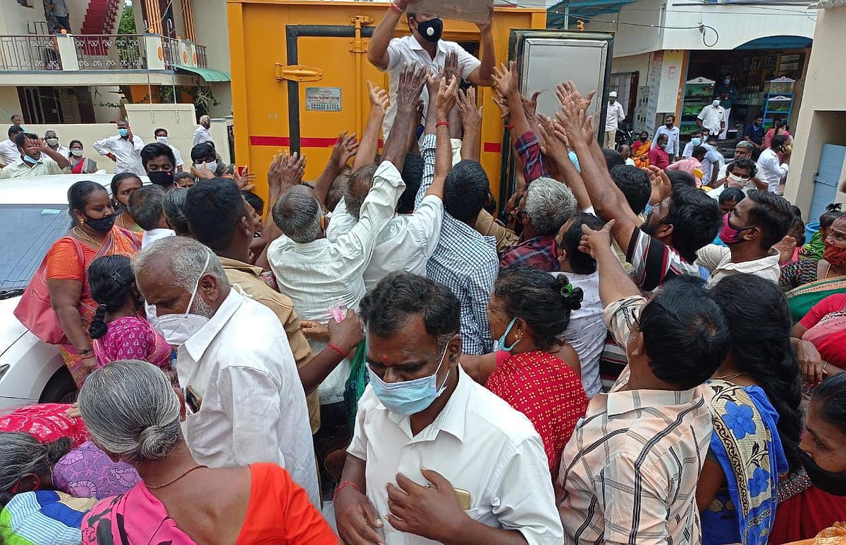 காலை பொங்கல், உப்புமா; மதியம் வெஜ் பிரியாணி, ரோஸ் மில்க் : ரெய்டை தடுக்க தொண்டர்களை கவனித்த வேலுமணி!