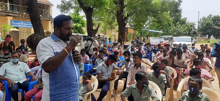 “தேம்பித் தேம்பி அழுத சிறுவன்” : ஆதரவற்றோர் இல்லத்தில் நெகிழ்ச்சி சம்பவம்!