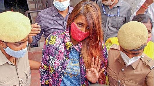 “இதுதான் வாய் தவறி பேசுறதா..? ஜாமின் கிடையாது” : மீரா மிதுன் கோரிக்கையை நிராகரித்த நீதிமன்றம்!