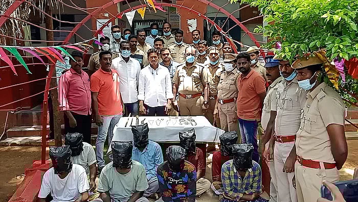 ‘தீரன்’ பட பாணியில் தனி வீடுகளை குறிவைத்து கொள்ளை : போலி பூசாரி உட்பட 8 பேர் கைது - ‘பகீர்’ சம்பவம்!