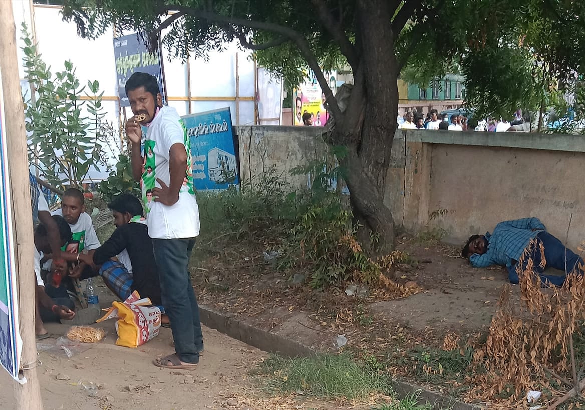 முன்புறத்தில் அலுவலக திறப்பு விழா; பின்புறத்தில் அதிமுக தொண்டர்களுக்கு மதுவிருந்து - திருப்பூரில் அவலம்!
