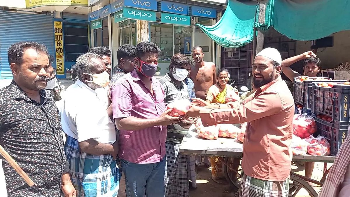 ஒலிம்பிக் வெற்றியை இப்படியும் கொண்டாடலாம்.. மக்களுக்கு 1 டன் தக்காளியை இலவசமாக வழங்கிய இஸ்லாமிய வியாபாரி!