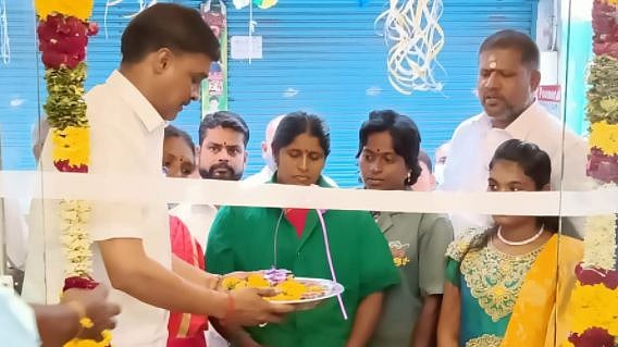 பிரபலங்களை வைத்து கடைகளைத் திறப்பவர்களுக்கு மத்தியில் இப்படியும் ஒருவர்... அப்படி என்ன செய்துவிட்டார்?