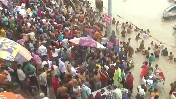 “கங்கையில் குவிந்த மக்கள்... கொரோனா பரவும் அபாயம்” : பட்டும் பாடம் கற்காத யோகி ஆதித்யநாத்  அரசு!