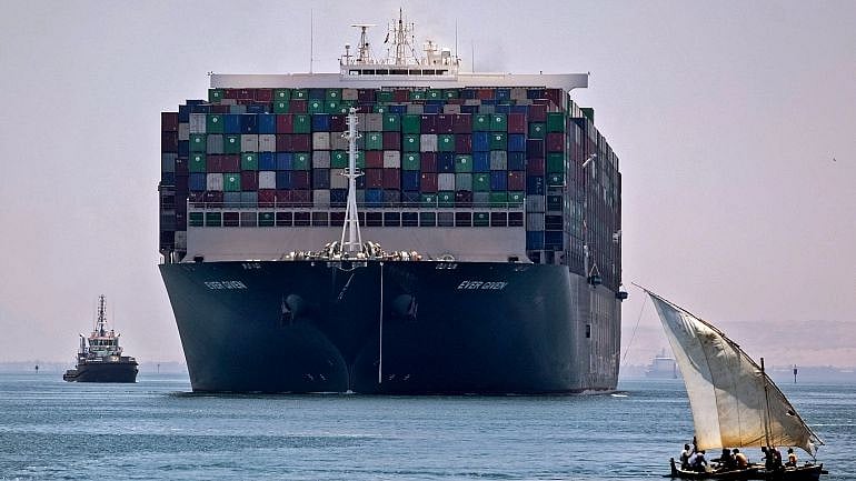 மீண்டும் வந்த 'எவர் கிவன்' - திக்திக் நிமிடமாக மாறிய சூயஸ் கால்வாய்: சிக்கல் இல்லாமல் தப்பி சென்ற கப்பல்!