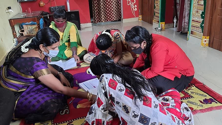 “எங்களுக்கு சுட்டுப் போட்டாலும் கணக்கு வராது” : மாணவர்களின் வீட்டிற்கே சென்று பாடம் கற்பிக்கும் ஆசிரியை!