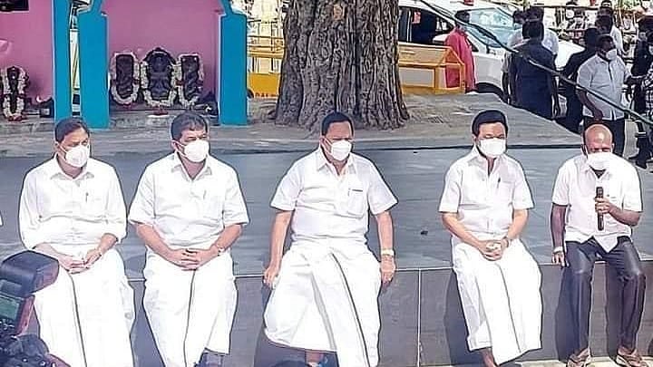 கோவில் திண்டில் அமர்ந்தபடி திட்டம் தொடக்கம்... இத்தனை எளிமையாக ஓர் அரசு விழாவா? : பொதுமக்கள் வியப்பு!