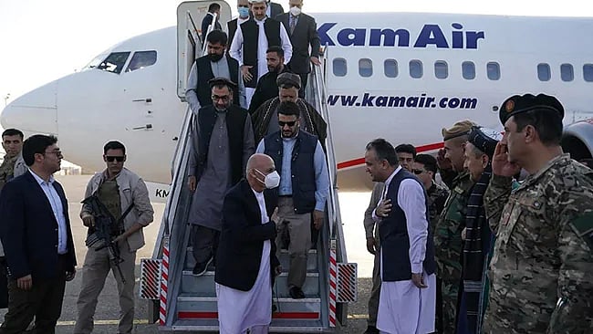 4 கார்கள் நிறைய பணம்.. ஹெலிகாப்டரில் ஆப்கன் அதிபர் தப்பியது எப்படி? - அதிர்ச்சி தகவலை வெளியிட்ட ரஷ்யா!