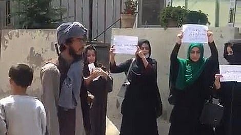 'துணிந்து நில்'... தாலிபான்களை எதிர்த்து முதல் போராட்டத்தை நடத்திய ஆப்கானிஸ்தான் பெண்கள்!