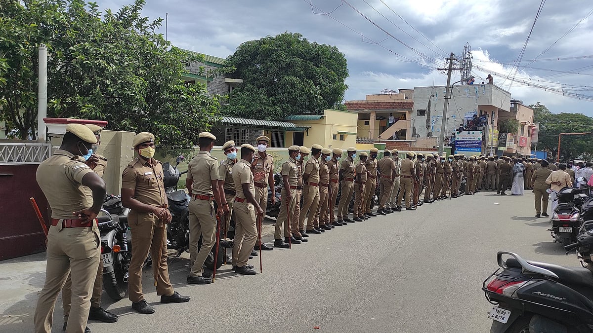 காலை பொங்கல், உப்புமா; மதியம் வெஜ் பிரியாணி, ரோஸ் மில்க் : ரெய்டை தடுக்க தொண்டர்களை கவனித்த வேலுமணி!