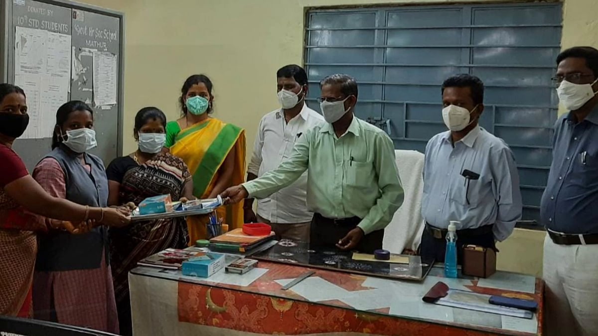 வீட்டுக்கே சென்று பாடம் நடத்தியதோடு Tab-ம் வாங்கி கொடுத்த அரசுப்பள்ளி ஆசிரியை.. காஞ்சியில் நெகிழ்ச்சி!