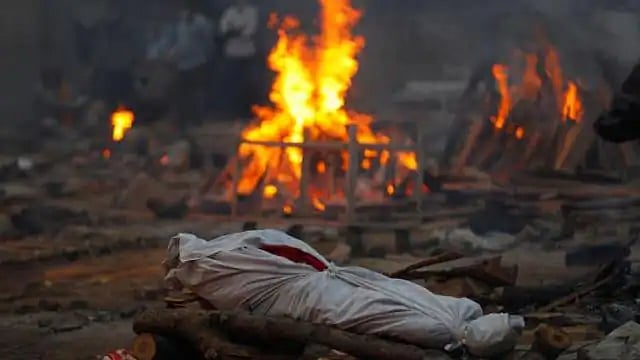 இறந்துவிட்டதாக கூறி தலித் சிறுமியின் உடலை எரித்த கோவில் பூசாரி: பாலியல் வன்கொடுமை செய்து கொன்றதாக புகார்!