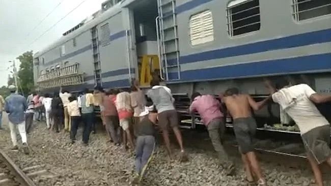 நடுவழியில் நின்ற ரயில்.. கைகளால் தள்ளிச் சென்ற தொழிலாளர்கள் : ம.பி-யில் நடந்த அவலம் - வைரல் வீடியோ!