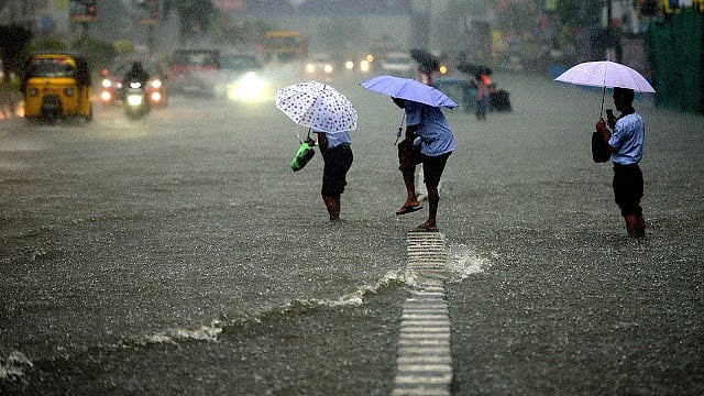 சென்னையில் மீண்டும் இடியுடன் மழை; 17 மாவட்டங்களுக்கு எச்சரிக்கை.. அடுத்த 5 நாட்களின் வானிலை நிலவரம் இதோ!