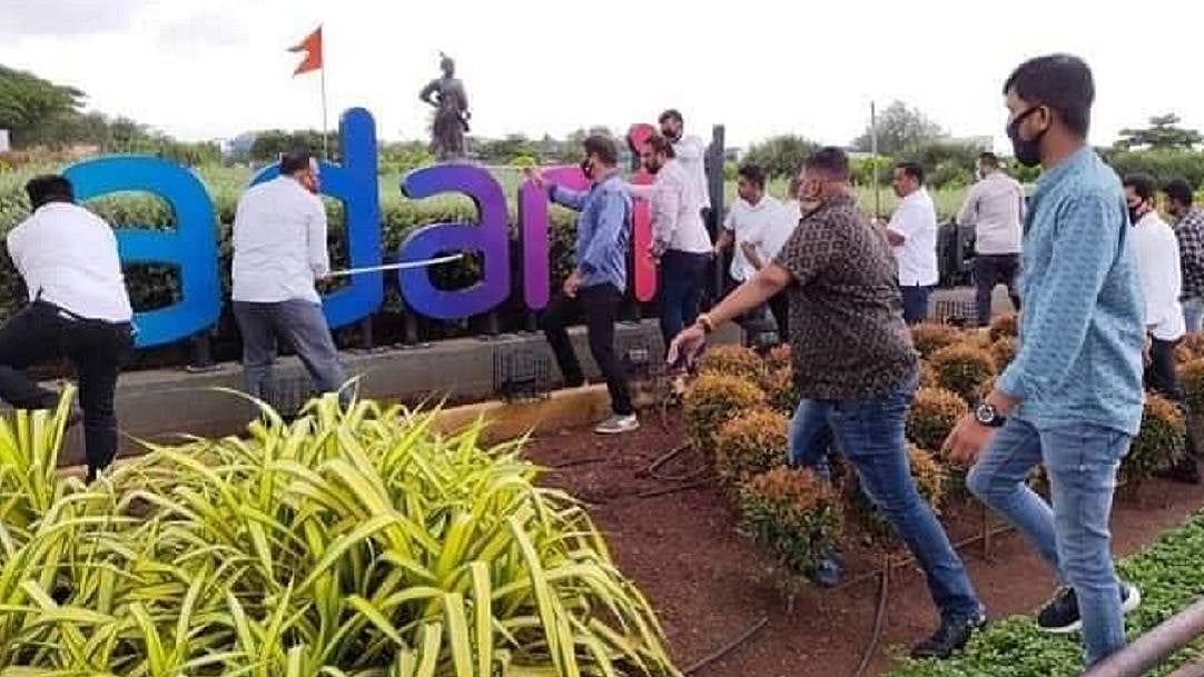 “மோடியின் நண்பருக்கு எதிராக கொந்தளித்த சிவசேனா தொண்டர்கள்” - என்ன காரணம்?