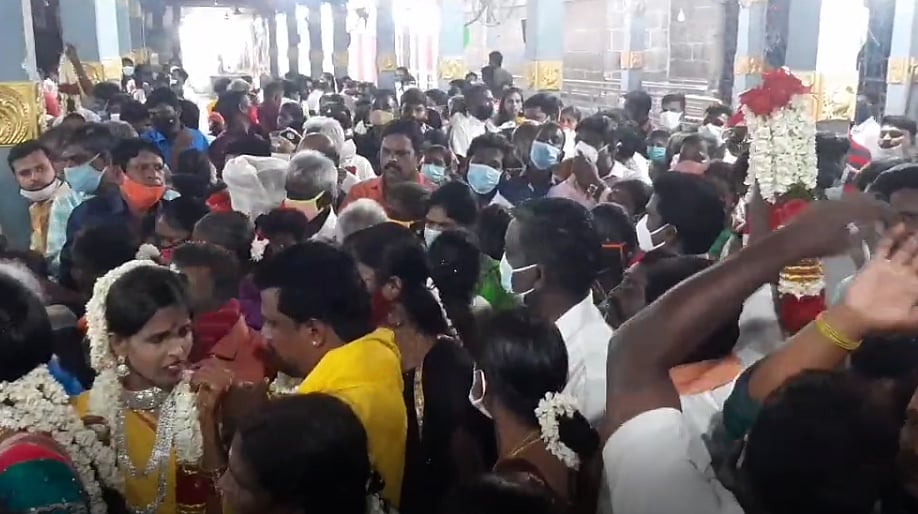 கொரோனா விதிகளை மீறியதால் திருமண ஜோடிகளுக்கு இடையே நடந்த கைகலப்பு: குன்றத்தூர் கோவிலில் நடந்தது என்ன?