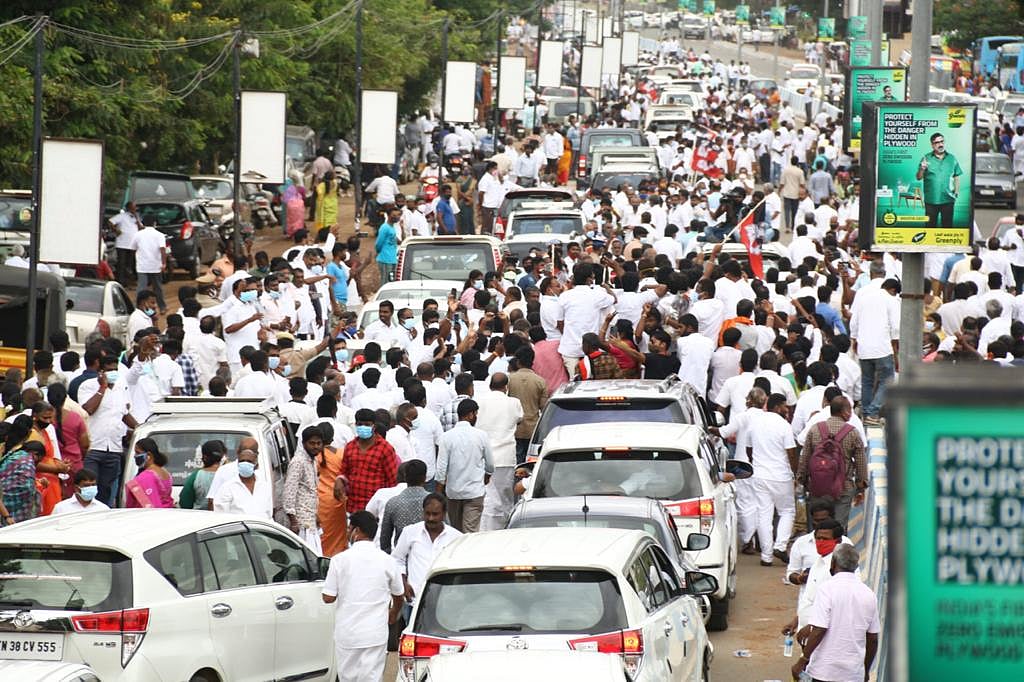 “சரக்கு வாகனங்களில் ஆட்களை அழைத்து வந்து பந்தா காட்டிய வேலுமணி கோஷ்டி” : அதிமுகவினர் மீது வழக்குப்பதிவு!