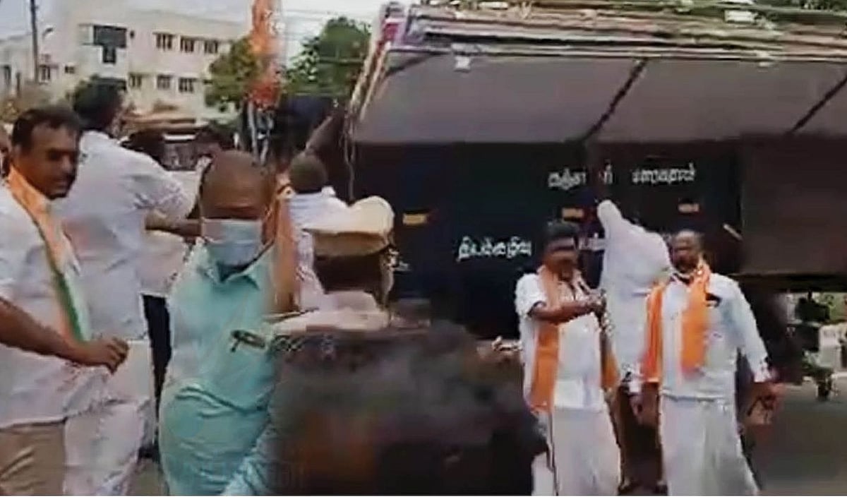 பேனர் விவகாரம்: நடுரோட்டில் ரகளை.. அதிகாரியை தாக்கி கொலை மிரட்டல் - பா.ஜ.க நிர்வாகிகள் கைது!