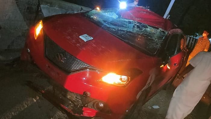 விபத்தில் சிக்கிய பாஜக MLA மகன்: தலைகீழாக கவிழ்ந்த கார் - சேலம் மேம்பாலத்தில் நள்ளிரவில் நடந்த அதிர்ச்சி!