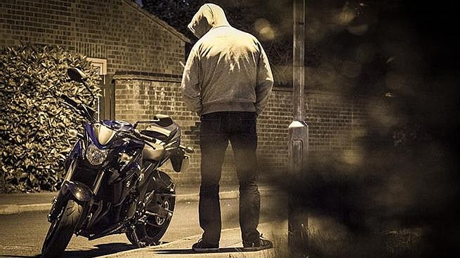 "காஸ்ட்லி பைக்கை திருடி வெளியூர்களில் விற்போம்" : சிறுவனின் வாக்குமூலத்தால்  அதிர்ச்சியடைந்த போலிஸ்!