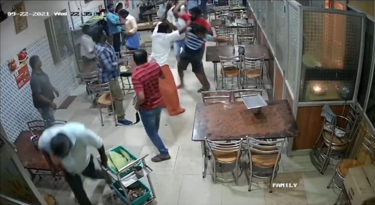 “சிரித்தற்காக இருதரப்புக்கு இடையே மோதல்.. ஹோட்டலில் சாப்பிடும் போது நடந்த கலவரம்” : போலிஸார் விசாரணை!