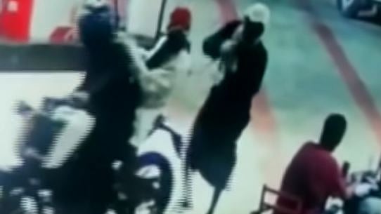 வீச்சரிவாளை காட்டி பெட்ரோல் பங்கில் ரூ.1.70 லட்சத்தை கொள்ளையடித்த கும்பல் : ராமநாதபுரத்தில் பரபரப்பு!