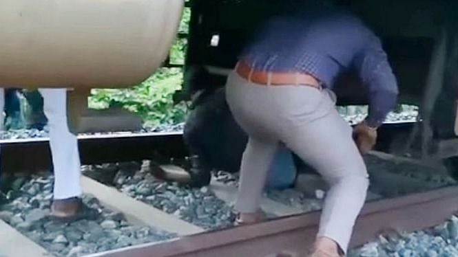 "தூங்க வேற இடமே கிடைக்கலையா..?” : நடுவழியில் திடீரென நின்ற பயணிகள் ரயில் - நடந்தது என்ன?