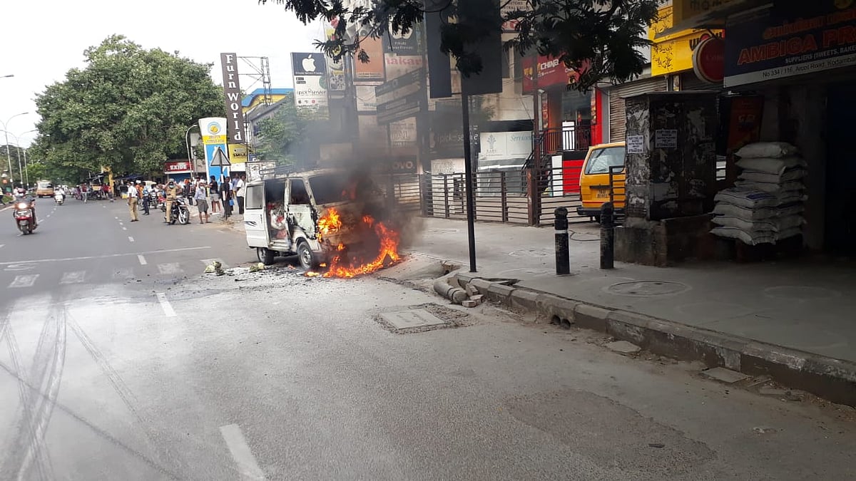 ஓட்டிக் கொண்டிருக்கும் போதே தீப்பிடித்த ஆம்னி கார்; கோடம்பாக்கம் அருகே நடு ரோட்டில் நடந்தது என்ன?