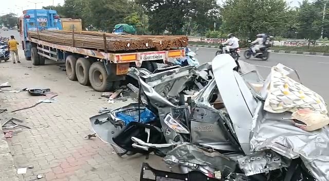 கோர விபத்தில் சுக்குநூறாக நொறுங்கிய கார்.. வேலை தேடி சென்னைக்கு வந்த பட்டதாரி இளைஞர்கள் 5 பேர் பலி!