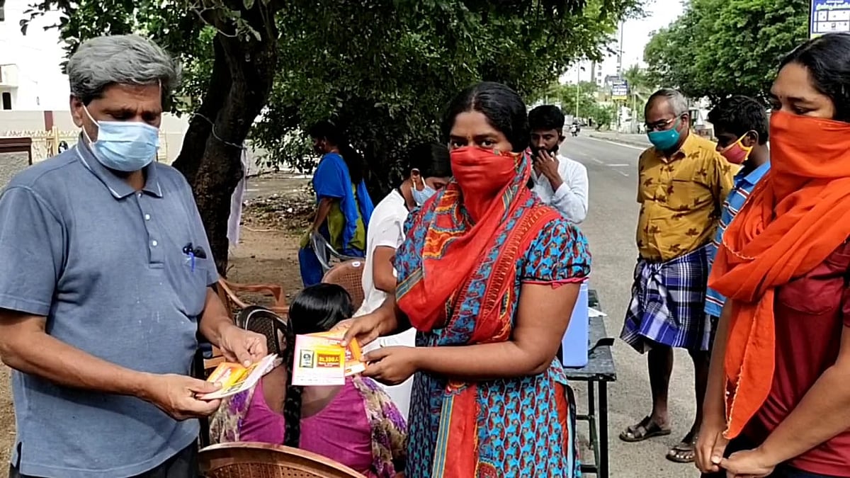 “ஒரு மணி நேரத்துக்கு ஒருமுறை குலுக்கல் முறையில் தங்கக்காசு - செல்போன் பரிசு”: தடுப்பூசி முகாமில் அசத்தல்!