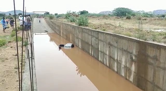 காரில் சென்ற பெண் மருத்துவர் மழைநீரில் மூழ்கி பலி: அ.தி.மு.க ஆட்சியில் கட்டிய தரைப்பாலத்தால் நடந்த அவலம்!