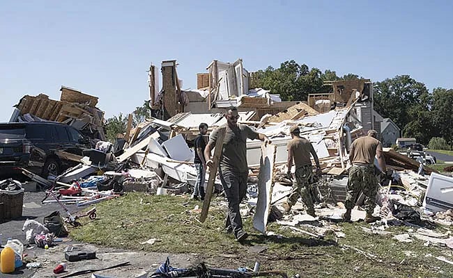 மாகாணங்களை சூழ்ந்த வெள்ளம்.. இந்தியர்கள் உட்பட 40 பேர் பலி: அமெரிக்காவை புரட்டி போட்ட ஜடா புயல்! #Photos