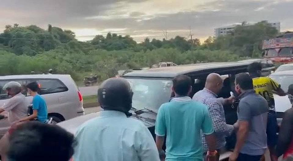 “இவங்க கூட எல்லாம் சேரக்கூடாது” : மருத்துவ மாணவர்களைத் தாக்கி மதவெறி கும்பல் அட்டூழியம்!