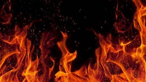 'செல்போன் கடைக்காரரை தீ வைத்து கொளுத்திய கணவன், மனைவி': தெலங்கானாவில் நடந்த பகீர் சம்பவத்தின் பின்னணி!