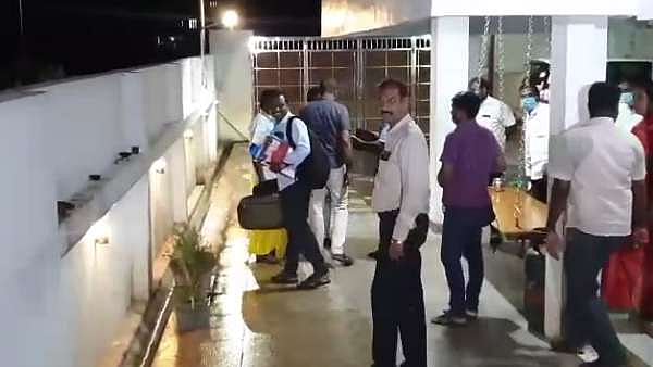 பல கோடி சொத்து;கிலோ கணக்கில் நகைகள்- எஸ்.பி.வேலுமணி ஆதரவாளர் முருகானந்தம் வீட்டில் நடந்த சோதனையில் பகீர்!