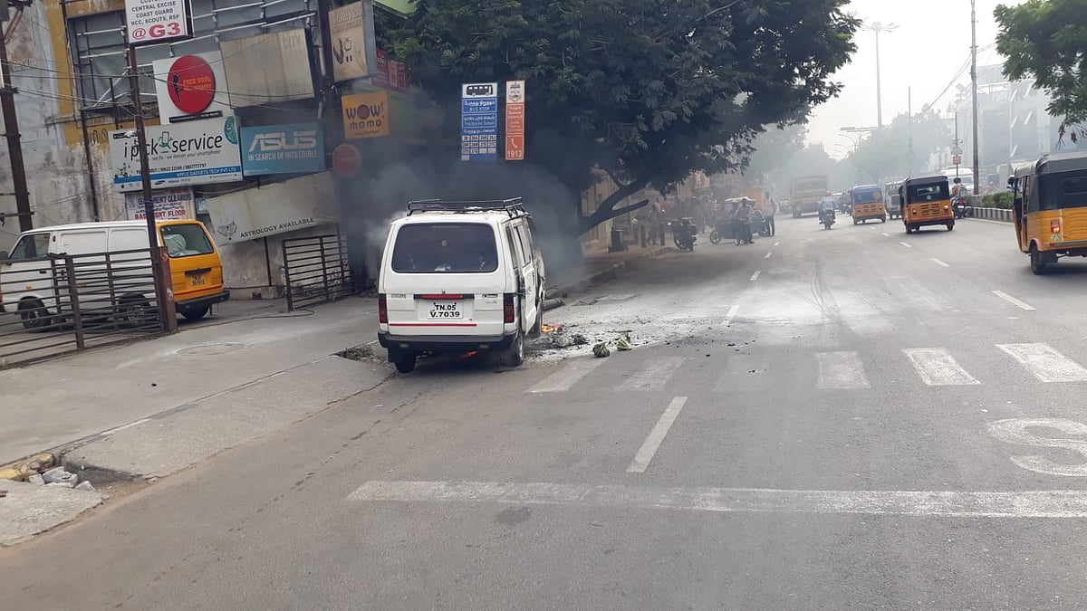 ஓட்டிக் கொண்டிருக்கும் போதே தீப்பிடித்த ஆம்னி கார்; கோடம்பாக்கம் அருகே நடு ரோட்டில் நடந்தது என்ன?