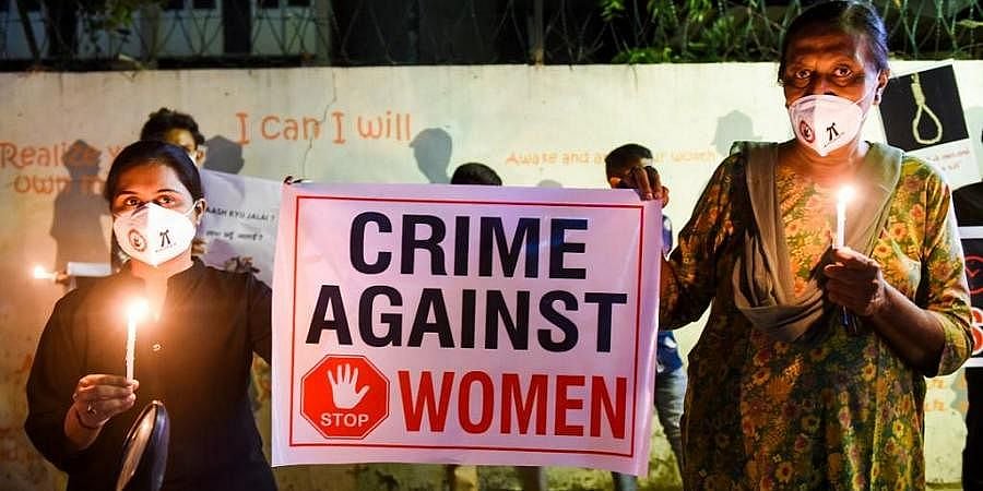 வேலியே பயிரை மேய்வதா?: இளம் பெண்ணை ஆபாச வீடியோ எடுத்து பாலியல் வன்கொடுமை செய்த கான்ஸ்டபிள்!