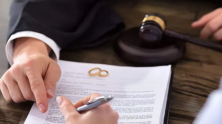 “மனைவி குளிக்கவில்லை என விவாகரத்து கோரிய கணவர்” : உத்தரப் பிரதேசத்தில் நடந்த வினோத வழக்கு - பின்னணி என்ன?