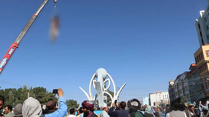 4 பேர் சுட்டு கொலை -  சடலத்தை வீதியில் தொங்கவிட்டு எச்சரிக்கும் தாலிபான்கள்: பீதியில் ஆப்கன் மக்கள்!