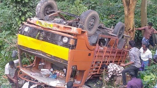 “பிரபல சீரியல் படக்குழுவின் சூட்டிங் வேன் மலைப்பாதையில் கவிழ்ந்து விபத்து”: 2 பேர் பலி - 11பேர் படுகாயம்!