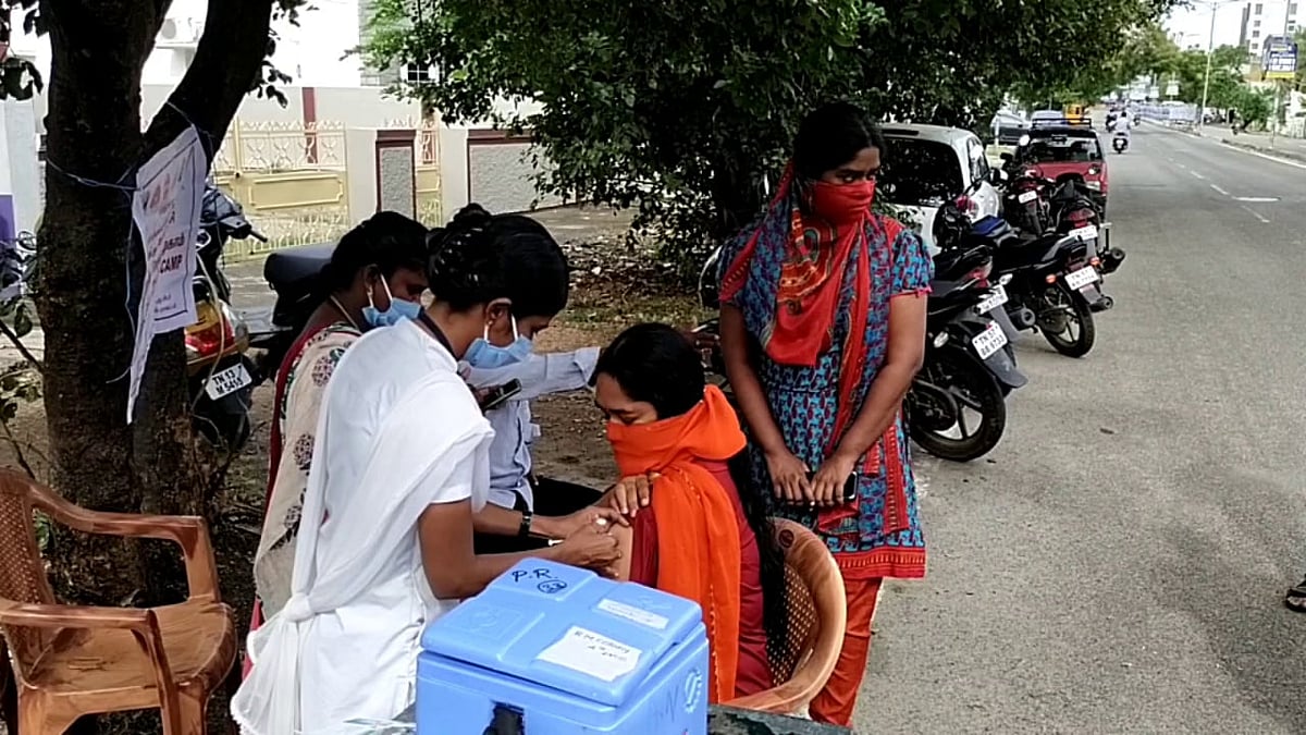 “ஒரு மணி நேரத்துக்கு ஒருமுறை குலுக்கல் முறையில் தங்கக்காசு - செல்போன் பரிசு”: தடுப்பூசி முகாமில் அசத்தல்!