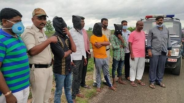 இளம்பெண்ணை நிர்வாணமாக்கி  கொடூரமாக தாக்கிய கும்பல்.. 1 வருடத்திற்குப் பிறகு வெளியான வீடியோ: நடந்தது என்ன?