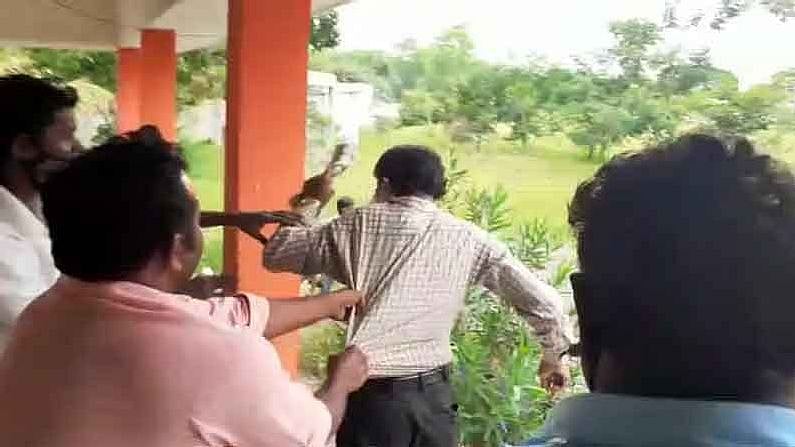 ஆந்திராவில் மாணவிக்கு பாலியல் தொல்லை.. பள்ளிக்குள் புகுந்து ஆசிரியரை வெளுத்தெடுத்த உறவினர்கள் !