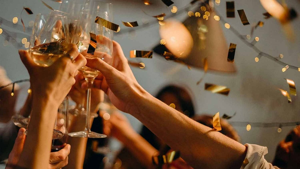 மது விருந்து;ஆபாச நடன நிகழ்ச்சி: கர்நாடக எல்லையில் குத்தாட்டம் போட்ட 2 பெண்கள் உட்பட 35 பேர் அதிரடி கைது!